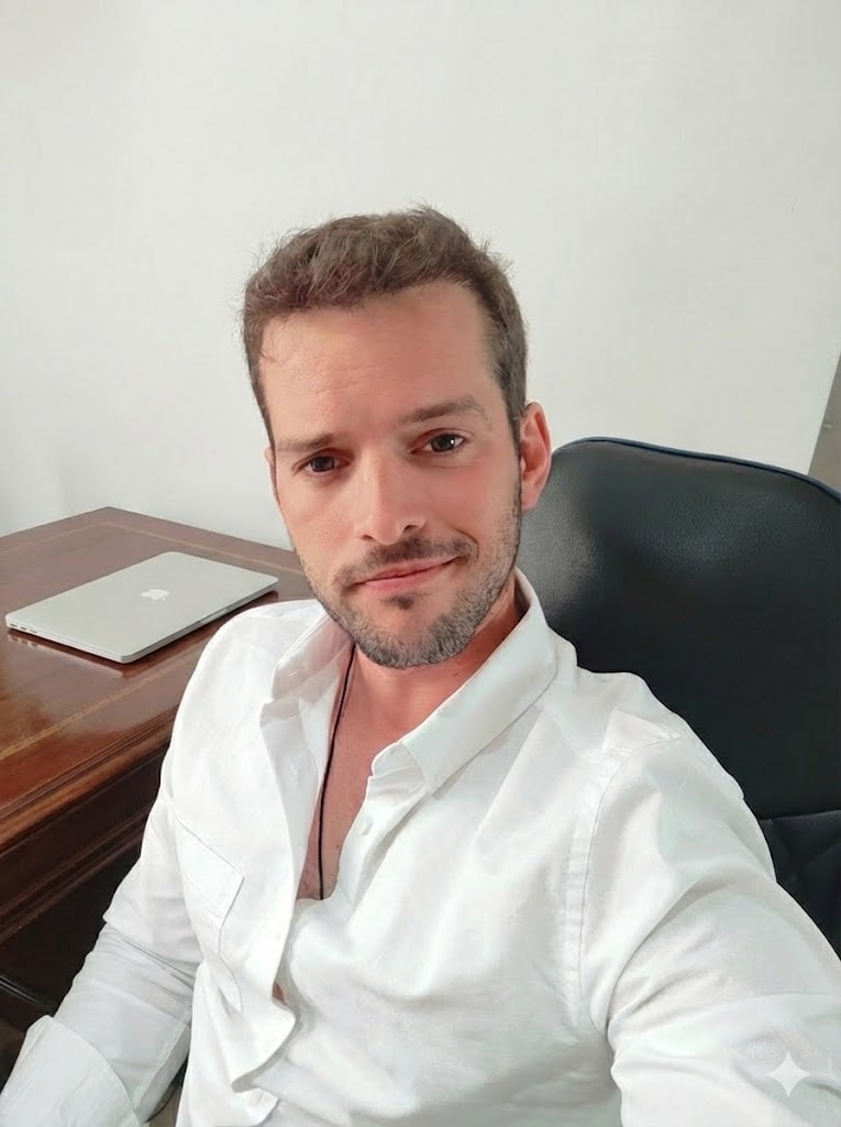 Carlos Martín Pavón en su escritorio